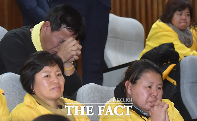 사회적 참사의 진상규명 및 안전사회 건설 등을 위한 특별법안에 대한 수정안이 24일 오후 서울 여의도 국회에서 열린 본회의에서 통과된 가운데, 세월호 참사 유가족들이 눈물을 흘리고 있다. /국회=이새롬 기자