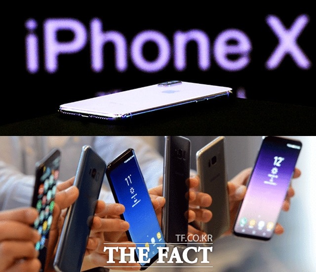 애플 신형 스마트폰 아이폰X(위)이 개통 이틀 만에 10만대 가량 개통된 것으로 알려진 가운데 삼성전자가 갤럭시S8플러스 출고가를 낮추는 등 견제에 나서고 있다. /더팩트DB