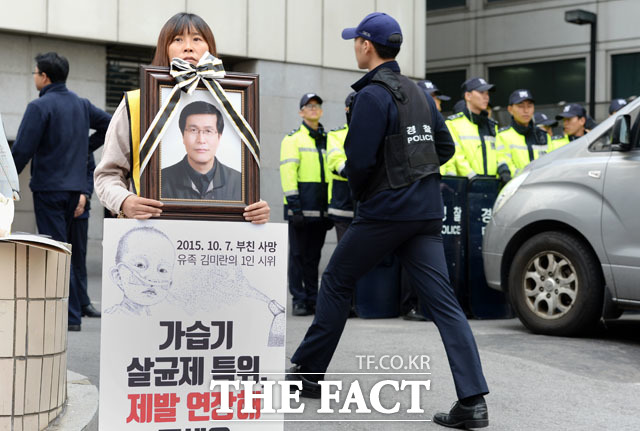 옥시 가습기살균제 피해자 유가족인 김미란 씨가 지난해 10월 오전 서울 여의도 새누리당사 앞에서 가습기살균제 특위 연장을 촉구하는 1인 시위를 하고 있다. /여의도=남용희 기자