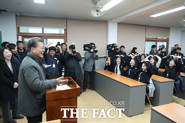 문재인 대통령이 24일 지진피해를 입은 포항여고를 방문해 학생들과 대화를 나누고 있다./ 청와대 제공