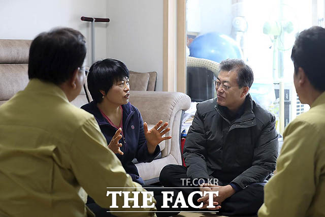 문재인 대통령이 24일 오후 경북 포항 지진 피해 이재민이 입주한 LH입주주택을 방문하고 있다./청와대제공