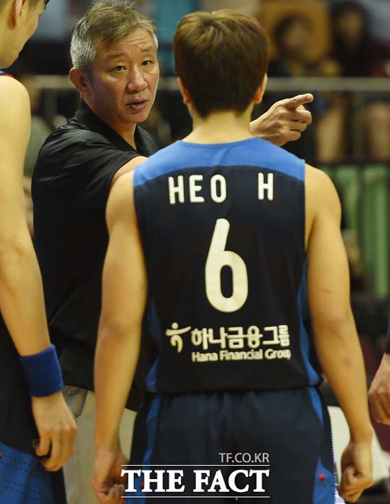 허훈, 중국전 팀 내 최다 득점. 허훈(오른쪽)이 26일 중국과 경기에서 16점을 터뜨렸다. 지난해 8월 31일 튀니지와 평가전에서 허재 감독의 지시를 받고 있는 허훈. /더팩트 DB