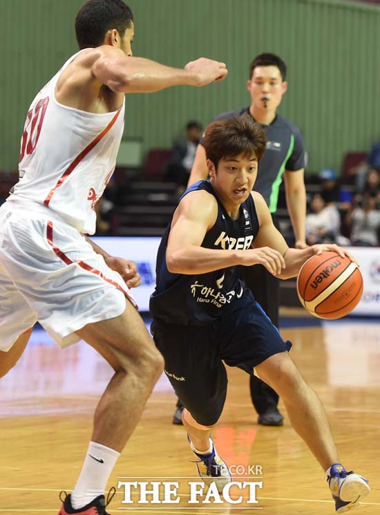 작은 거인 허훈. 지난해 8월 31일 튀니지와 평가전에서 돌파를 시도하는 허훈(오른쪽). /더팩트 DB