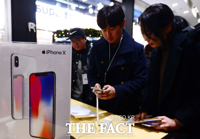 갤럭시S8 버건디 레드가 연말 이동통신 시장에서 애플 아이폰X의 독주를 막을 수 있을지 귀추가 주목된다. /남용희 기자