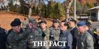 [TF포토] 국방부 장관 최초…'군사분계선 앞 초소 방문'