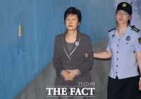  '불출석' 박근혜, 재판 연기…국선변호인 5명, 42일 만에 공개