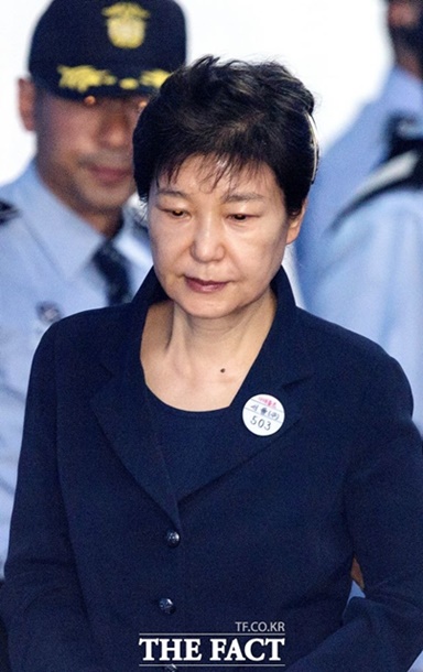 박근혜 전 대통령이 지난 27일에 이어 28일도 재판부에 불출석사유서를 제출했다. 재판부는 피고인이 없는 상태에서 진행하는 궐석재판으로 재판을 진행키로 했다. /더팩트DB