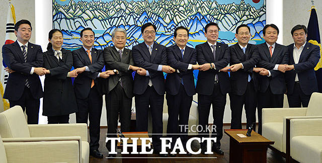 정세균 국회의장이 지난 8일 서울 여의도 국회에서 열린 교섭단체 4당 원내대표 회동에 앞서 국민의당 김동철, 더불어민주당 우원식, 자유한국당 정우택, 바른정당 주호영 원내대표와 함께 포즈를 취하고 있다. /문병희 기자