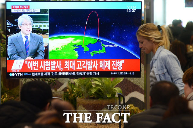 조선중앙TV가 29일 오전 대륙간 탄도미사일(ICBM)의 발사 성공을 보도한 가운데 인천국제공항에 모인 시민들이 북한 방송을 시청하고 있다./남윤호 기자