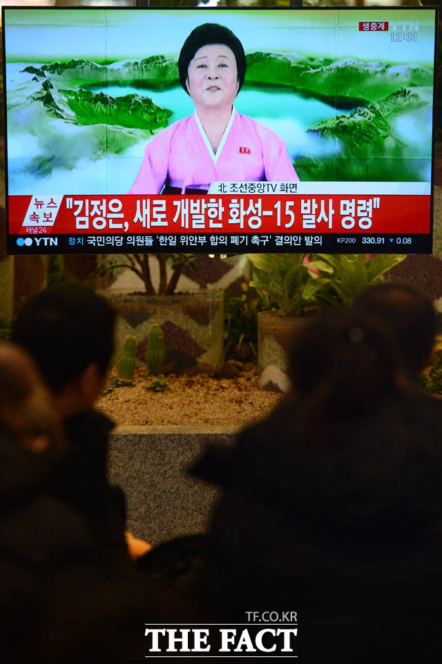 조선중앙TV가 29일 오전 대륙간 탄도미사일(ICBM)의 발사 성공을 보도한 가운데 인천국제공항에 모인 시민들이 북한 방송을 시청하고 있다./남윤호 기자