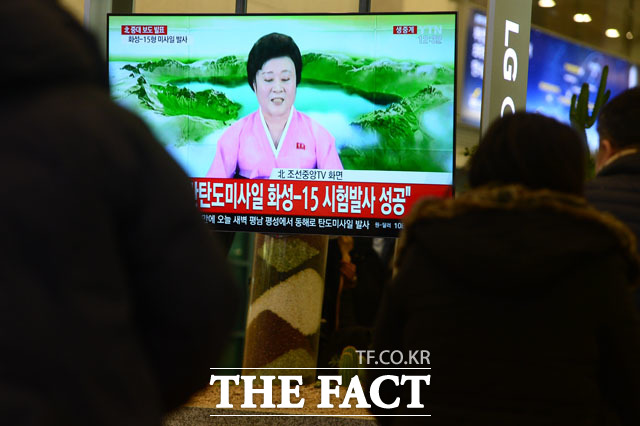 조선중앙TV가 29일 오전 대륙간 탄도미사일(ICBM)의 발사 성공을 보도한 가운데 인천국제공항에 모인 여행객들이 북한 방송을 시청하고 있다./남윤호 기자