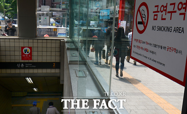 서울시가 4개월간의 계도기간을 거쳐 지난해 9월부터 서울 지하철역 출입구로부터 10m 이내 전 구역을 금연구역으로 지정하고 흡연 적발 시 10만 원 이하 과태료를 부과하고 있다. /더팩트 DB