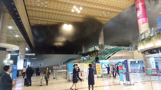 김포공항 화재 발생. 29일 오후 4시20분쯤 서울 강서구 김포공항 국제선 1층에서 화재가 발생해 승객과 직원 등 300여 명이 건물 밖으로 대피했다. /트위터 @hamdoctorr