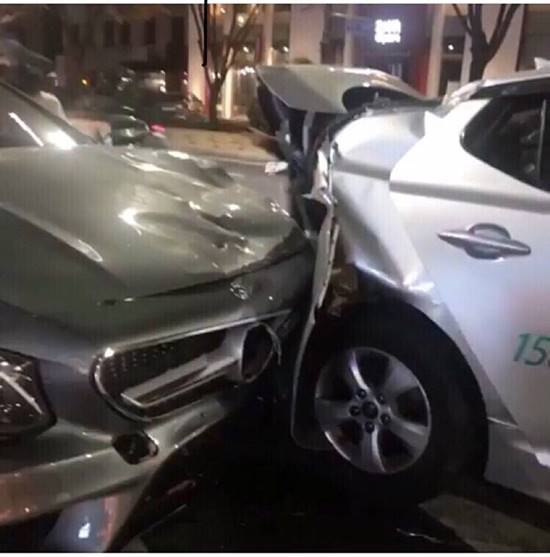 태연이 낸 교통사고 피해자로 주장한 네티즌은 인스타그램에 사고 당시 사진과 함께 현장에 출동한 구급대원들이 태연을 먼저 챙겼다고 주장했다. /태연 교통사고 피해자 인스타그램