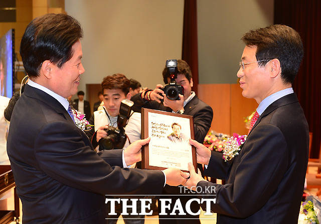 2017선도인상 수상자 강진원 전남 강진군수(오른쪽).