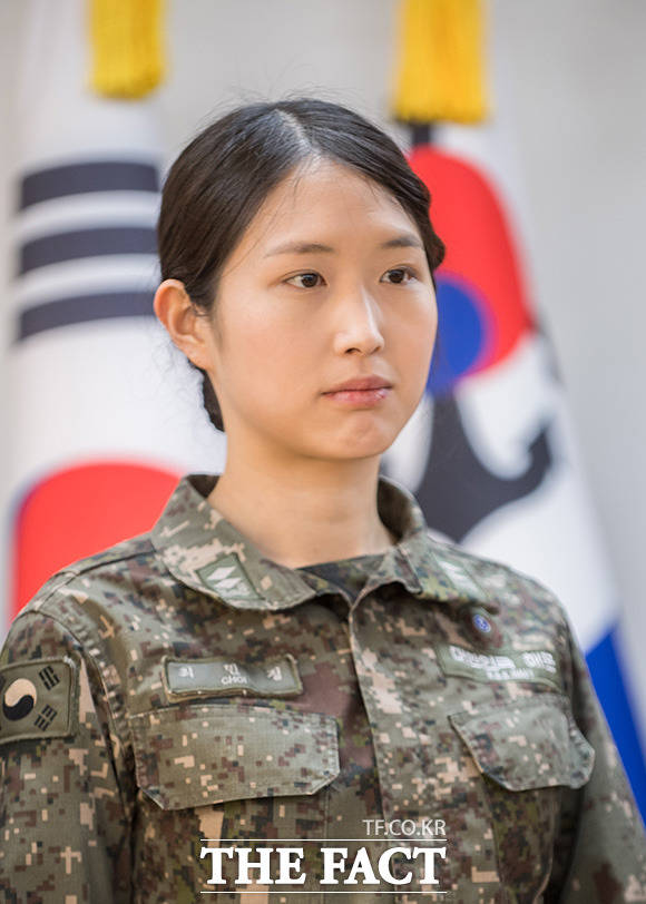 최태원 SK그룹 회장의 차녀 최민정 중위가 30일 오전 인천 중구 해군인천해역방어사령부에서 부대장에게 전역 신고를 하고 있다./해군제공