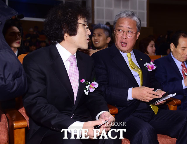 대화 나누는 김종현 집행위원장(왼쪽)과 유성엽 국민의당 의원