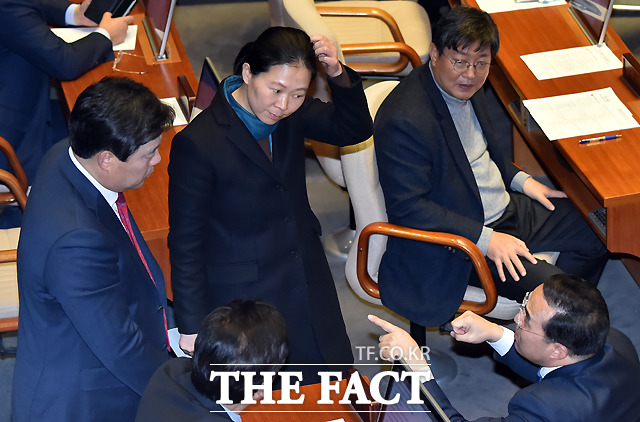 김선동 자유한국당 원내수석부대표와 권은희 국민의당 원내수석부대표, 박홍근 더불어민주당 원내수석부대표(왼쪽부터)가 1일 국회에서 열린 제354회 국회(정기회) 제14차 본회의에 참석해 대화를 나누고 있다. /국회=이새롬 기자