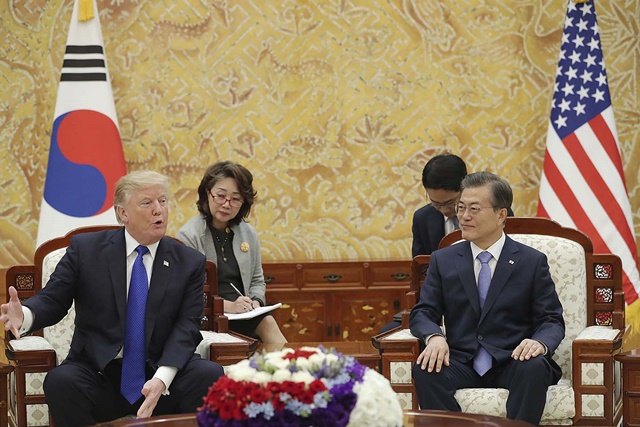 지난달 7일 국빈 방한한 트럼프(왼쪽) 대통령이 공동기자회견에서 발언하고 있다./청와대 제공