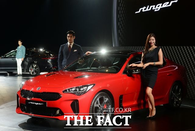 기아자동차는 11월 국내에서 4만9027대, 국외에서 21만616대 등 글로벌 시장에서 모두 25만9643대를 판매했다고 1일 발표했다.