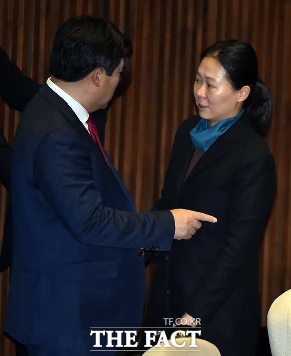 김선동 자유한국당 원내수석부대표(왼쪽)와 권은희 국민의당 원내수석부대표가 대화를 나누고 있다. /국회=이새롬 기자