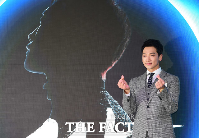 비가 1일 오후 서울 용산 드래곤시티 스카이킹덤에서 진행된 미니 앨범 마이 라이프 애(MY LIFE 愛) 기자간담회에 참석해 포토타임을 갖고 있다. 비의 신보 타이틀곡 깡은 파워풀하고 개성 있는 비트 사운드가 특징인 곡이다. /더팩트 DB