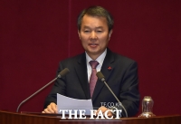 [TF포토] 국회서 인사하는 이진성 헌법재판소장