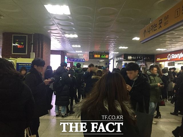 4일 오전에 일어난 지하철 사고로 시민들이 출근길 불편을 겪고 있다./이나래 기자