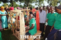 [TF포토] 미소 만개한 '우간다 새마을 자생마을 칸쿠루미라 주민들'