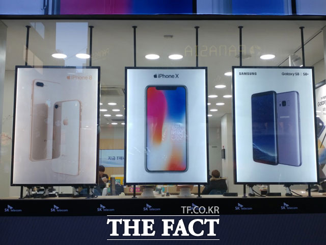 삼성전자와 애플의 양강 구도 속에 LG전자 스마트폰은 일선 유통점에서 이렇다 할 힘을 쓰지 못하고 있다. 사진은 서울 종로의 한 SK텔레콤 대리점 외부. /이성락 기자