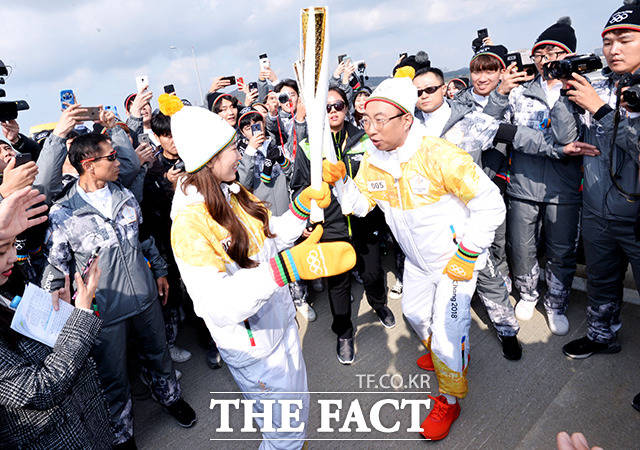 2018 평창 동계올림픽이 IOC의 러시아 선수단의 평창동계올림픽 출전 불허조치에 흥행에 타격을 받을 전망이다. 사진은 평창동계올림픽 성화봉송 첫날 봉송주자로 나선 가수 겸 배우 수지(왼쪽)와 개그맨 박명수./더팩트DB