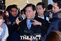  '국정원 특활비 수수 의혹' 최경환, 檢 출석…