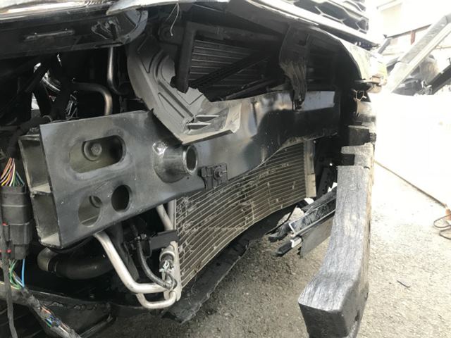 멧돼지와 충돌해 파손된 차량의 모습. /온라인 커뮤니티