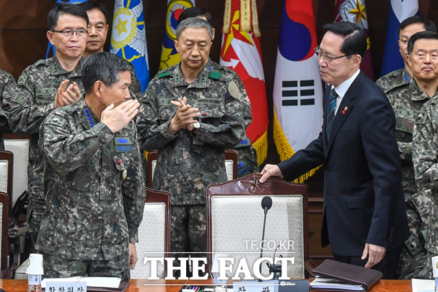 정경두 합참의장(왼쪽)이 송영무 국방부 장관에게 경례하고 있다.