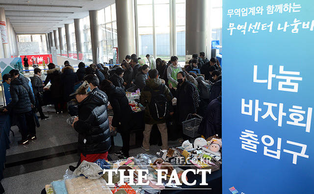무역업계와 함께하는 무역센터 나눔바자회가 8일 오전 서울 코엑스에서 열린 가운데 시민들이 물건을 고르고 있다./임영무 기자