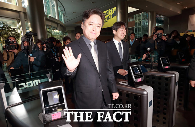 최승호 신임 MBC 사장이 8일 오전 서울 마포구 상암동 MBC 사옥으로 출근하고 있다. MBC 문화방송은 7일 주주총회를 열고 최승호 뉴스타파 PD를 신임 대표이사로 선임했으며 최승호 사장은 지난달 해임된 김장겸 전 사장의 잔여임기 일인 2020년 주주총회 때까지 MBC 사장직을 수행하게 된다./ 임세준 기자