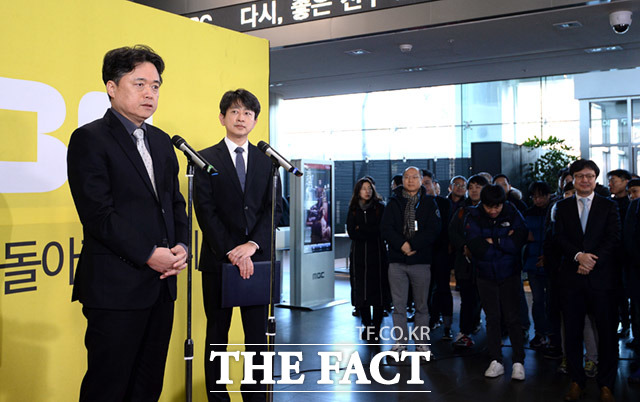 최승호 신임 MBC 사장(왼쪽)과 김연국 MBC 노조위원장