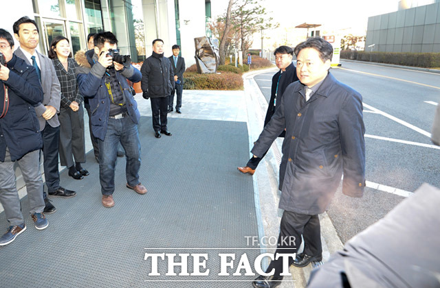 최승호(가장 오른쪽) 뉴스타파 PD가 신임 MBC 대표이사로 선임된 가운데 8일 첫 출근길에 오르고 있다. /임세준 기자