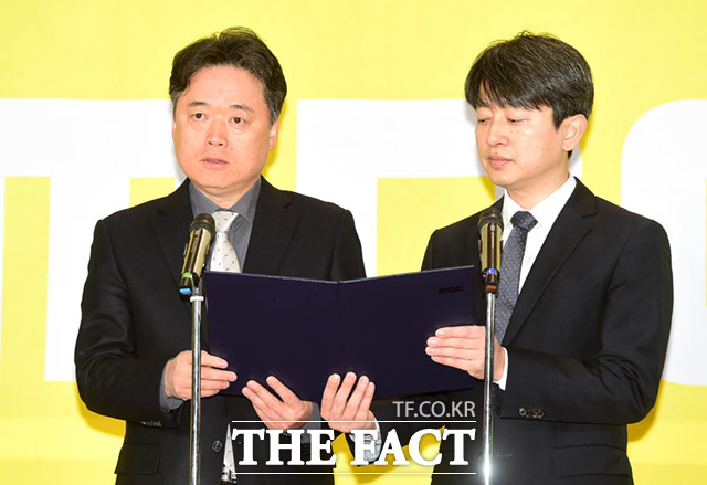 최승호 신임 MBC 사장(왼쪽)과 김연국 MBC 노조위원장이 해고자 복직 노사공동선언문을 읽고 있다.