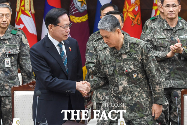 송영무 국방부장관(왼쪽)과 김용우 육군참모총장이 악수하고 있다.