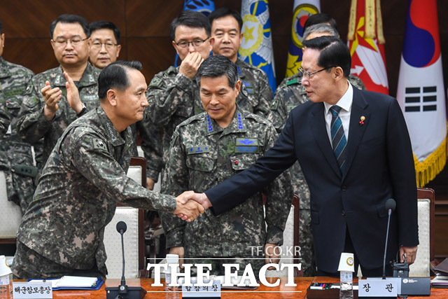 엄현성 해군참모총장(왼쪽)이 송영무 국방부 장관과 악수하고 있다.