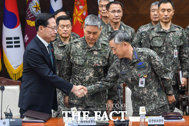 송영무 국방부장관(왼쪽)과 이왕근 공군참모총장이 악수하고 있다.