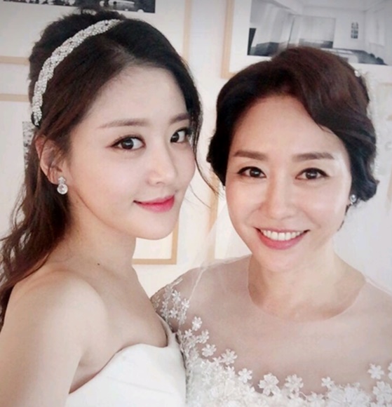 9일 기아타이거즈 투수 윤석민과 결혼한 김수현(오른쪽)은 배우 김예령의 딸이다. /김예령 SNS 갈무리