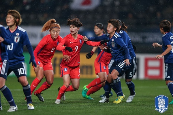 한국여자축구대표팀이 8일 열린 일본과 1차전에서 치열한 승부를 펼치고 있다./대한축구협회 제공