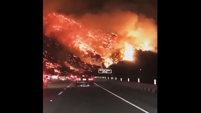 미국 LA에 동시 다발적으로 발생한 산불이 닷새째 잡히지 않고 있다. 캘리포니아 산불로 인해 인근 지역 20만 명이 대피했다./유튜브 캡처