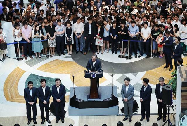 문재인 케어에 대한 의료계 반발이 고조되고 있다. 사진은 지난 8월 9일 문재인 대통령이 서울성모병원을 방문해 건강보험 보장강화 정책을 발표하고 있는 모습. /청와대 제공