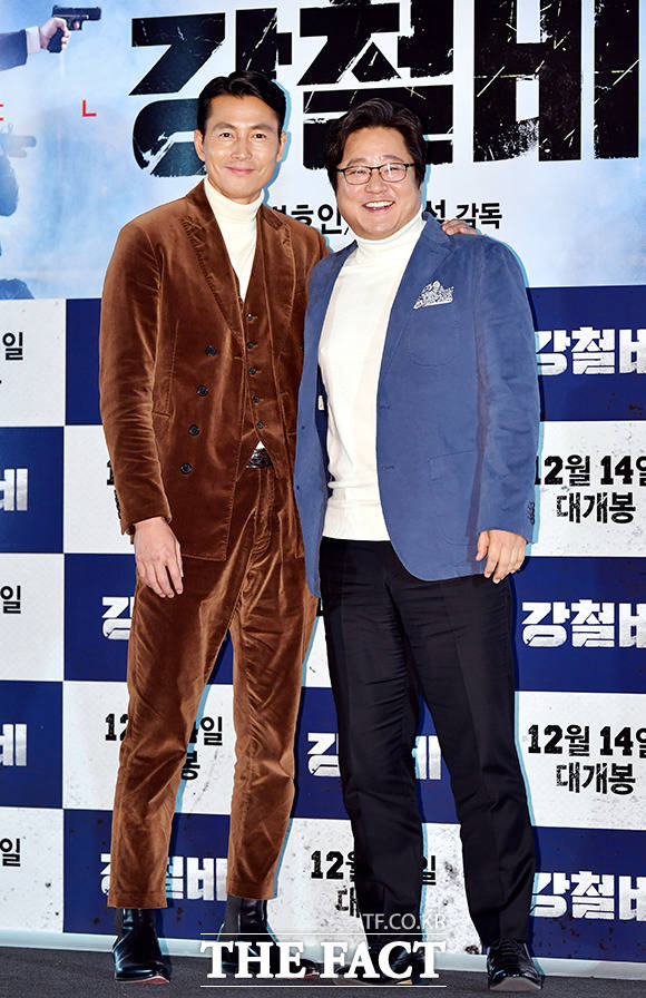 배우 정우성(왼쪽)과 곽도원이 11일 오후 서울 CGV 용산점에서 열린 영화 강철비 언론시사회에 참석해 포토타임을 갖고 있다./이덕인 기자