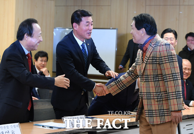 안상수 자유한국당 의원(오른쪽)이 11일 오전 서울 여의도 국회 의원회관에서 국회인권포럼 아시아인권의원연맹 주최로 열린 2017 올해의 인권상 시상식에 참석한 가운데, 동료 의원들로부터 의상에 대한 칭찬을 받고 있다. /이새롬 기자