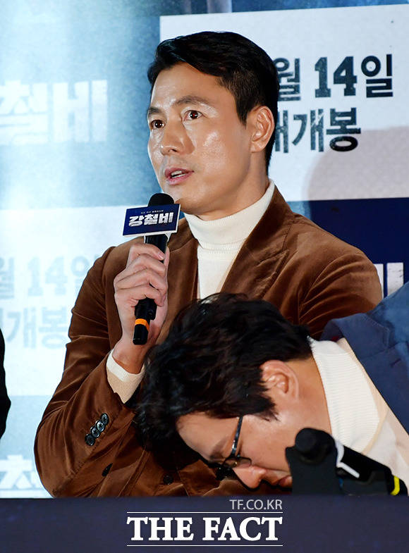 배우 정우성(왼쪽)이 11일 오후 서울 CGV 용산점에서 열린 영화 강철비 언론시사회에 참석해 취재진과 질의응답을 하는 가운데 곽도원이 떨어진 물병을 집고 있다. /이덕인 기자