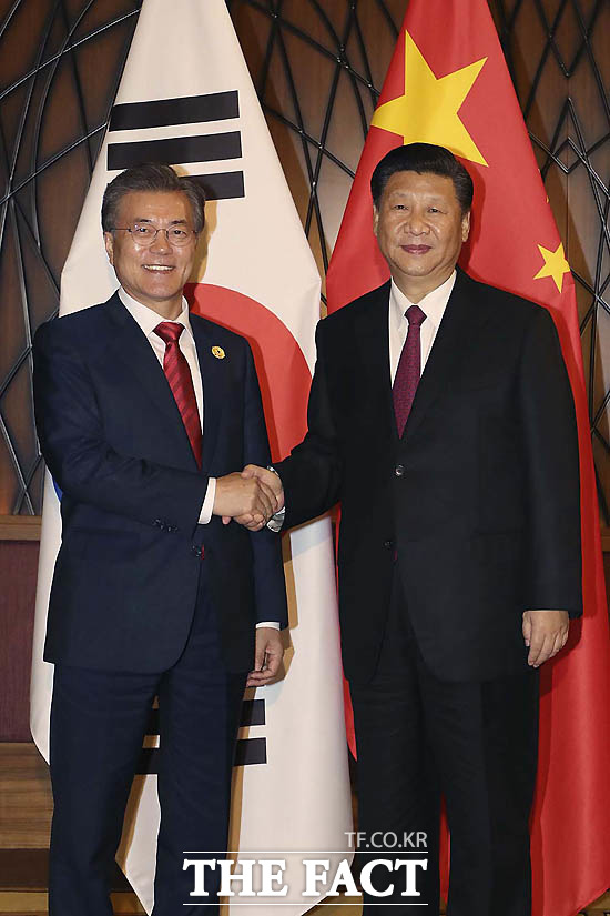 13일 중국을 국빈 방문하는 문재인(왼쪽) 대통령은 시진핑 중국 국가주석과 오는 14일 한·중 정상회담을 갖는다. 지난달 11일 베트남 다낭에서 두 번재 정상회담을 가진 양 정상./청와대 제공